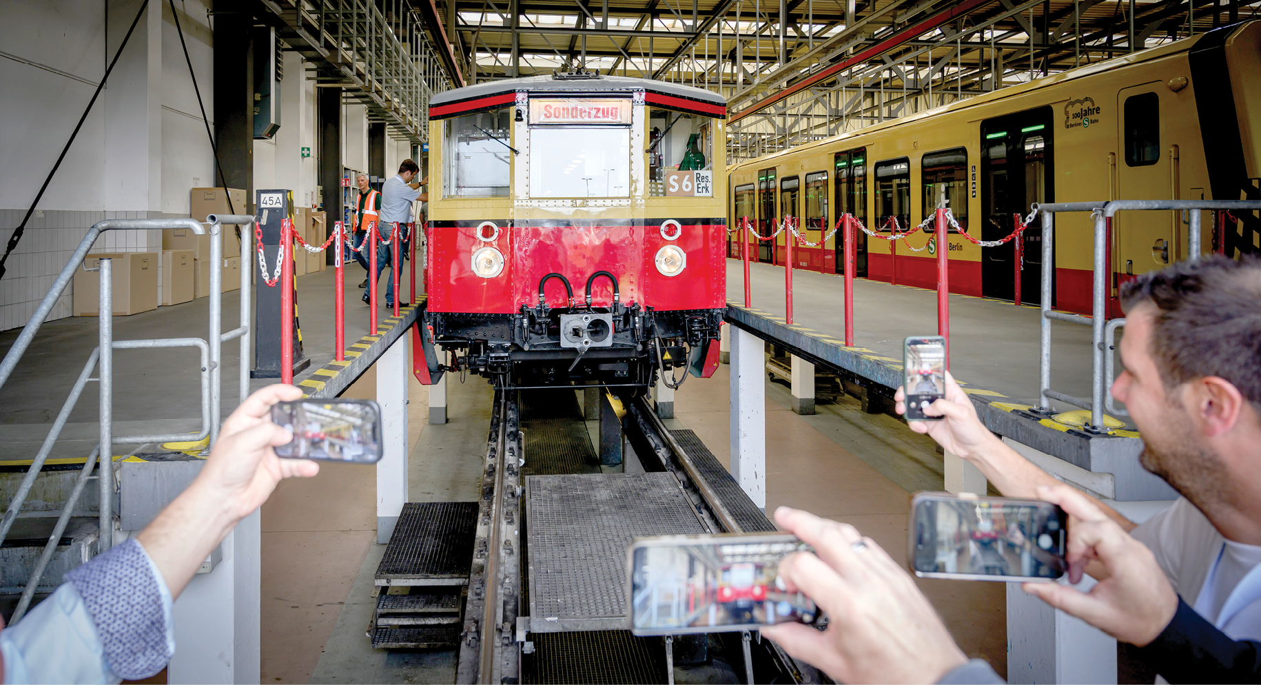 Blickfang auf der Fach-Exkursion: der historische Sonderzug der S-Bahn Berlin