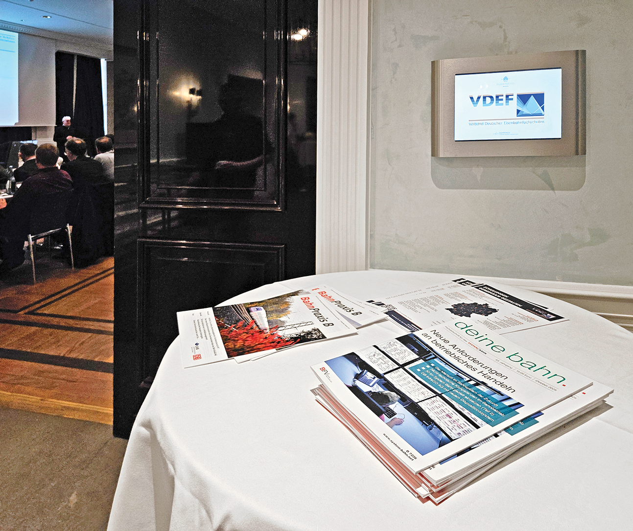 Mit den Publikationen Deine Bahn und Bahn Praxis vor Ort in Bremen: Der Bahn Fachverlag ist Partner des VDEF-Symposiums