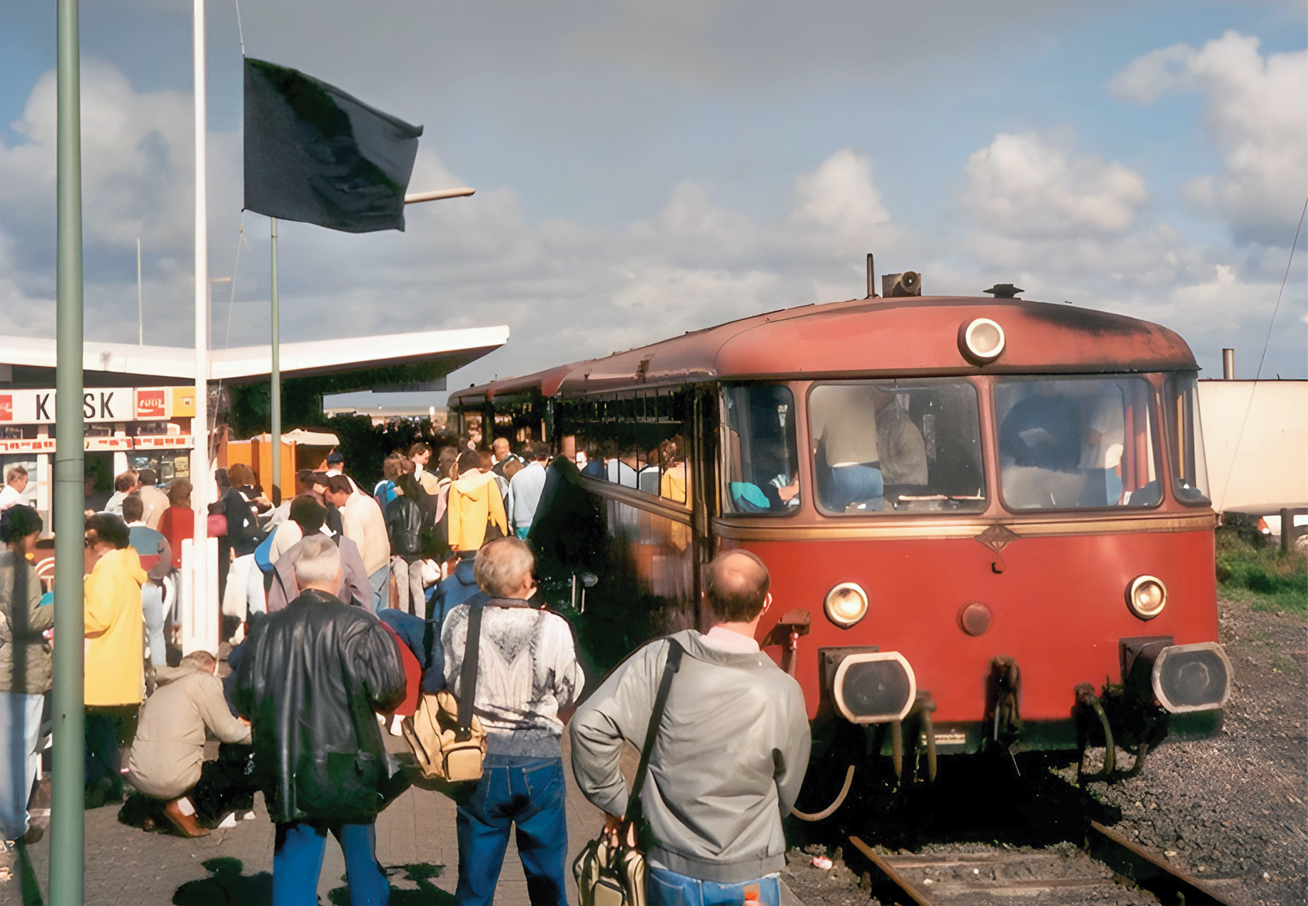 Zur Fahrt des letzten Tidezugs wird eine schwarze Fahne gehisst