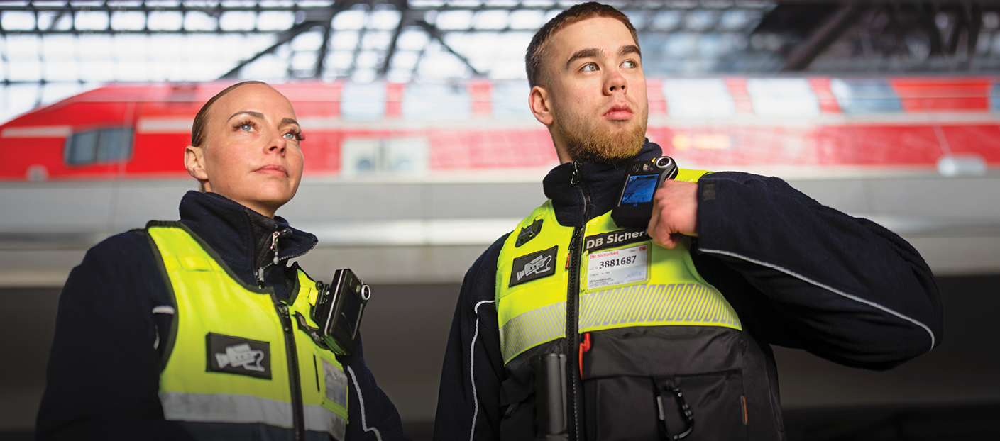 Mitarbeitende der DB Sicherheit mit Bodycam