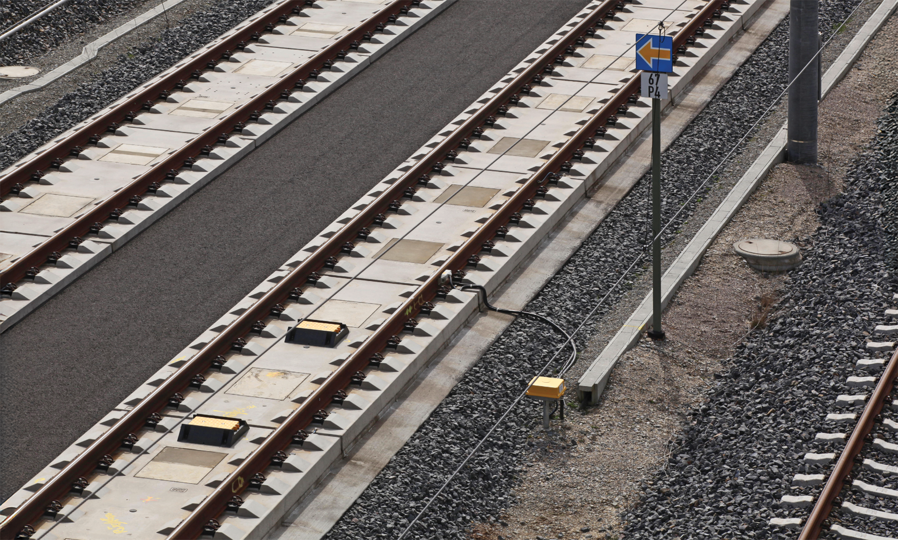 Eurobalisen an einer ETCS-Halt-Tafel an der Schnellfahrstrecke Erfurt&ndash;Leipzig/Halle