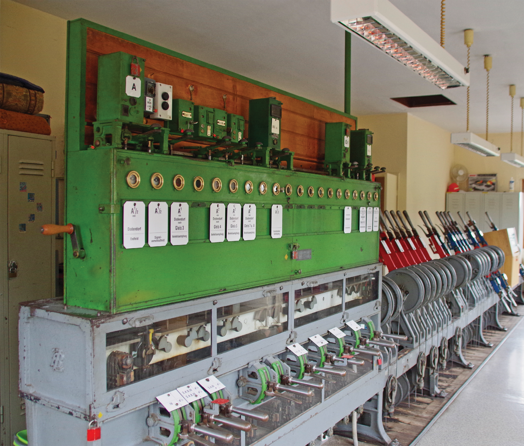 Die letzten Stellwerke der Bauform Zimmermann & Buchloh wurden im Jahr 2021 im Bahnhof Blumenberg abgel&ouml;st