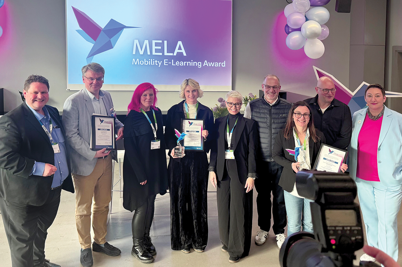 Die Preistragenden des MELA-Awards mit Stefanie Menke (ganz rechts) und Harald Kraus (ganz links) von der VDV-Akademie