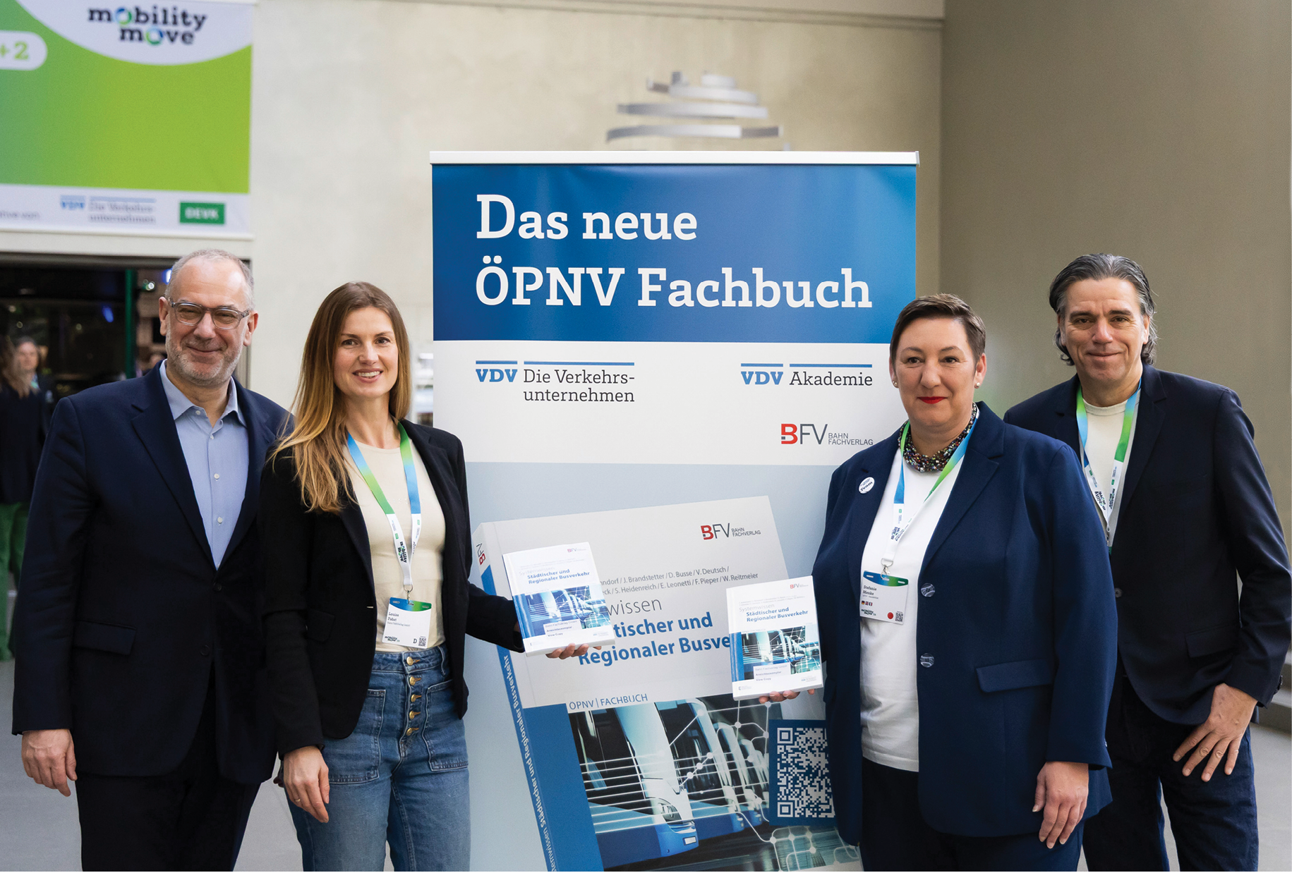 Stefanie Menke (rechts), Louisa Pabst, Alexander M&ouml;ller (links) und Thorsten Breustedt pr&auml;sentieren das neue &Ouml;PNV-Fachbuch &bdquo;Systemwissen St&auml;dtischer und Regionaler Busverkehr&ldquo;