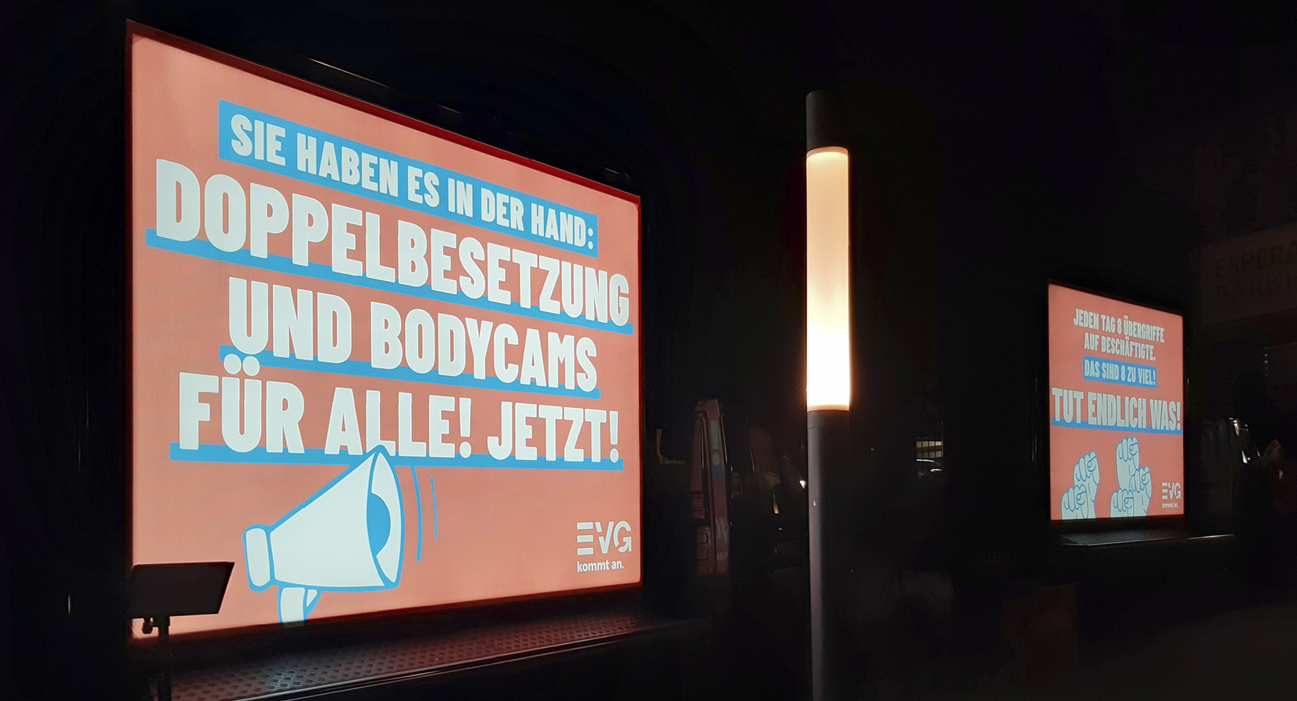 Vor dem Tagungsort machte die Bahngewerkschaft EVG auf ihre Forderungen nach mehr Sicherheit für Zugpersonal aufmerksam