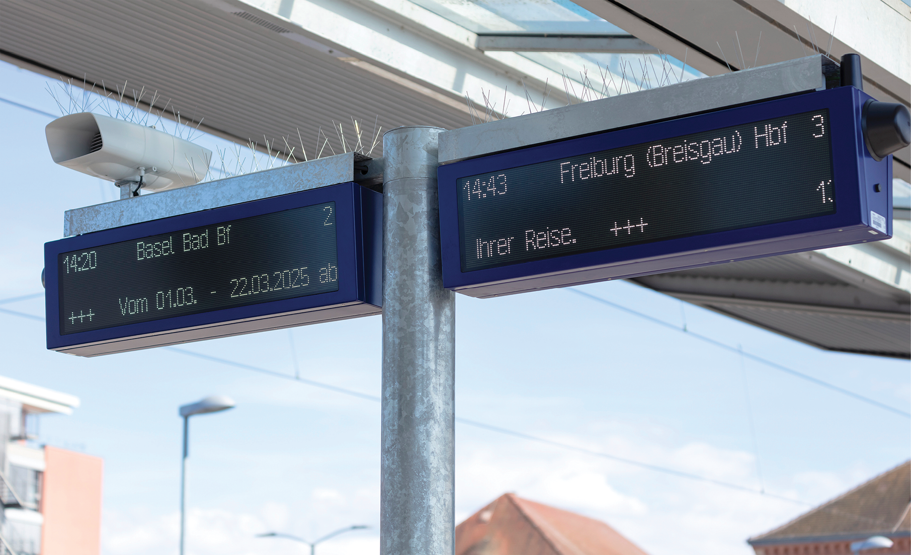 DSA+ Modell mit zwei Anzeigen am Bahnhof Emmendingen nach der Aufwertung im Rahmen des Konzepts Zukunftsbahnhof