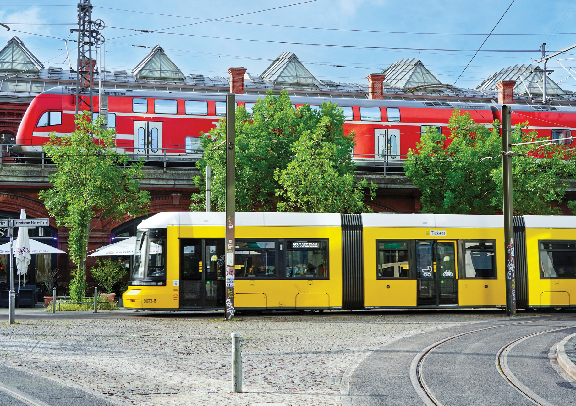 Aufeinandertreffen verschiedener Bahnsysteme am Hackeschen Markt in Berlin