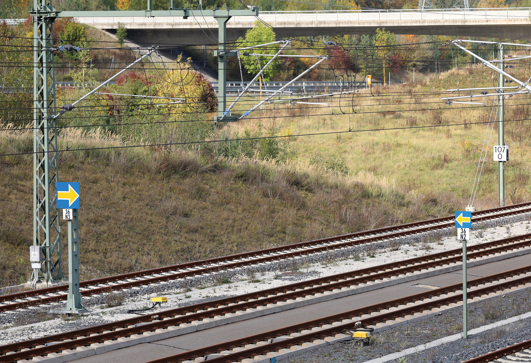 ETCS-Halt-Tafeln (Signale Ne 14) auf der Strecke Ebensfeld–Erfurt bei Rödental