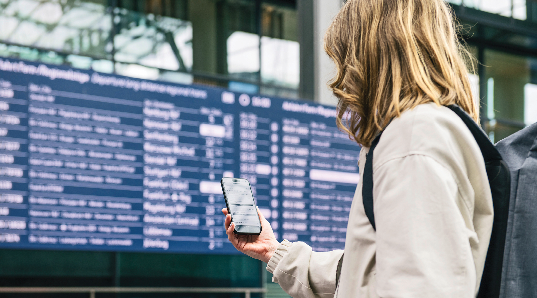 Anzeigen am Bahnhof und mobile Anwendungen ergänzen sich entlang der Reisekette