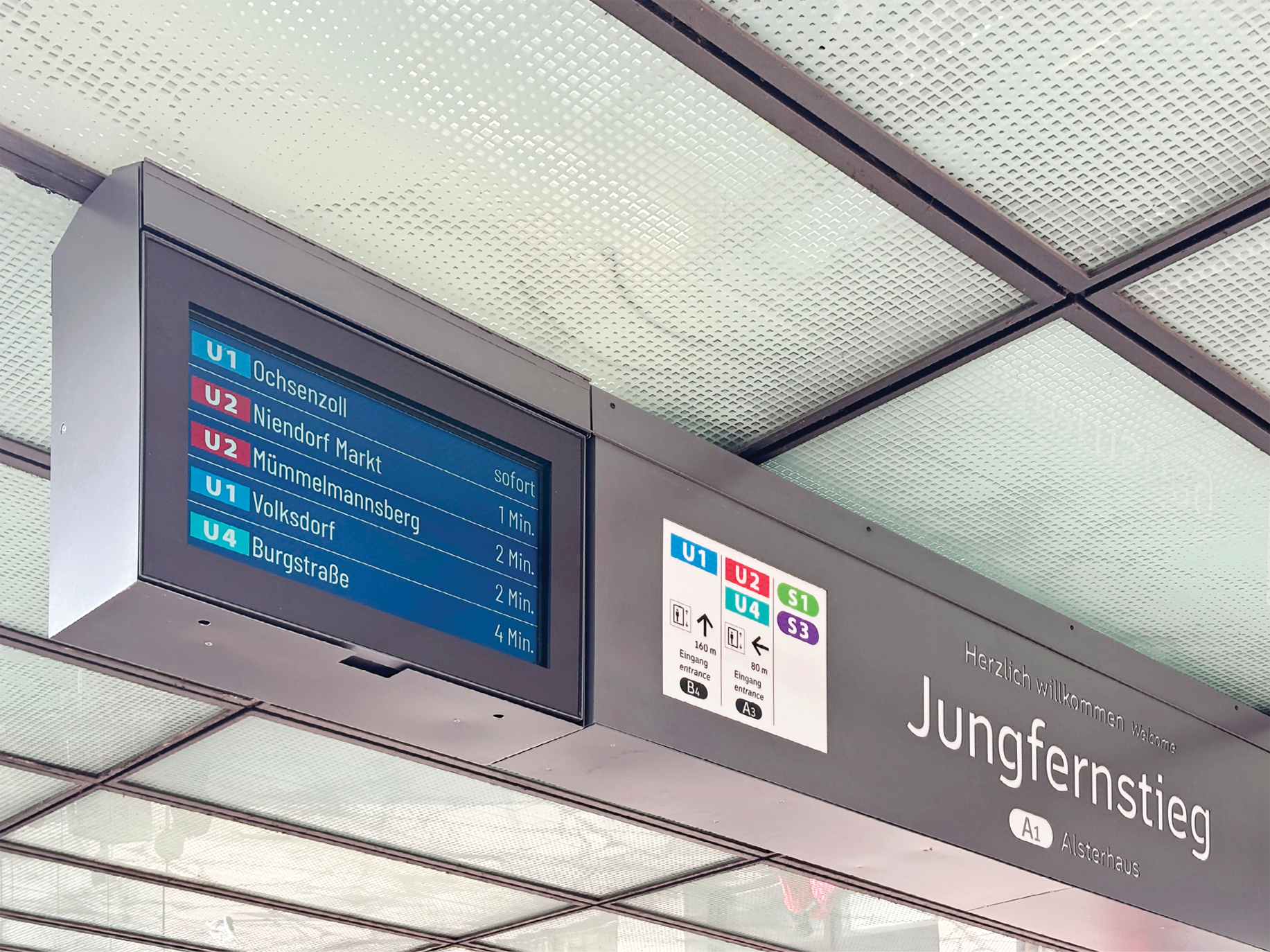 Zug-Abfahrts-Anzeiger am Eingang zu den S- und U-Bahnen, Station Jungfernstieg in Hamburg