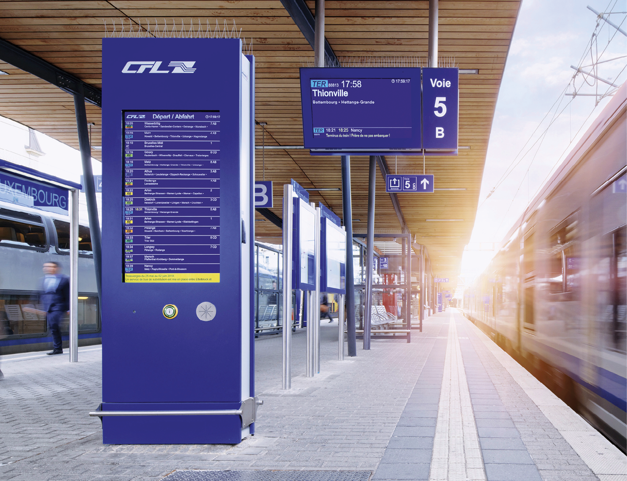 Auf den Bahnsteigen informieren multifunktionale Informationsstelen sowie Zug-Ziel-Anzeiger die Reisenden über Ankunfts- und Anfahrtszeiten, kurzfristige Änderungen oder Highlights der Destination. Hier ein Beispiel aus Luxemburg (CFL)