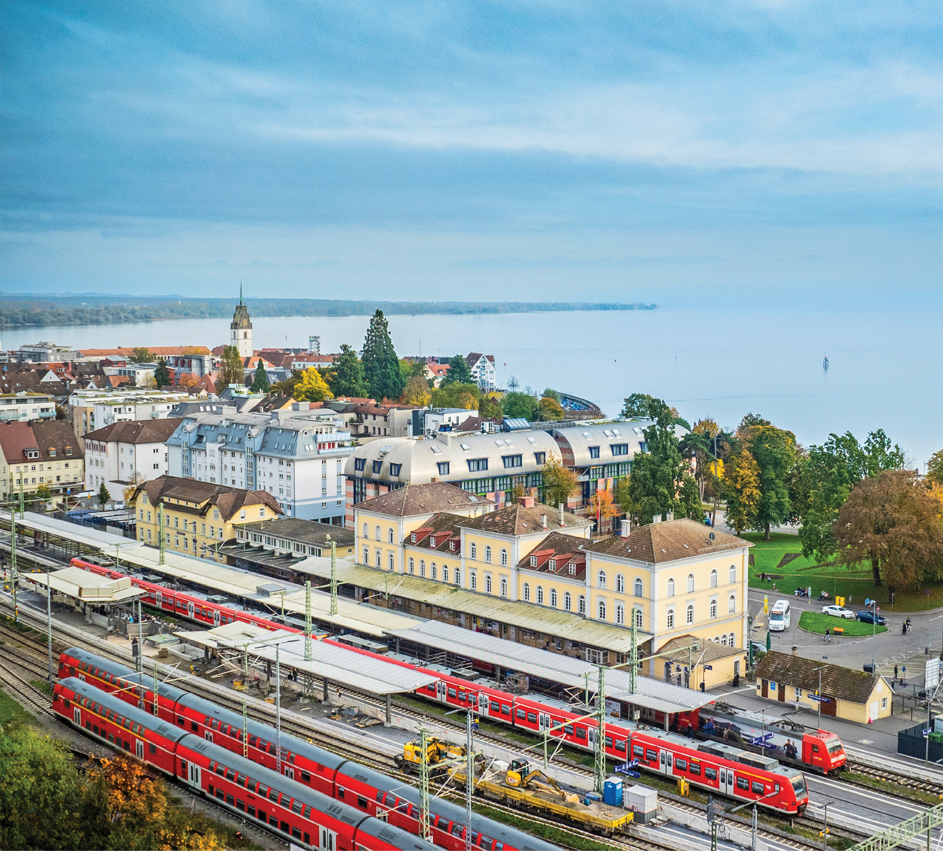 Blick auf Friedrichshafen und den Bahnhof