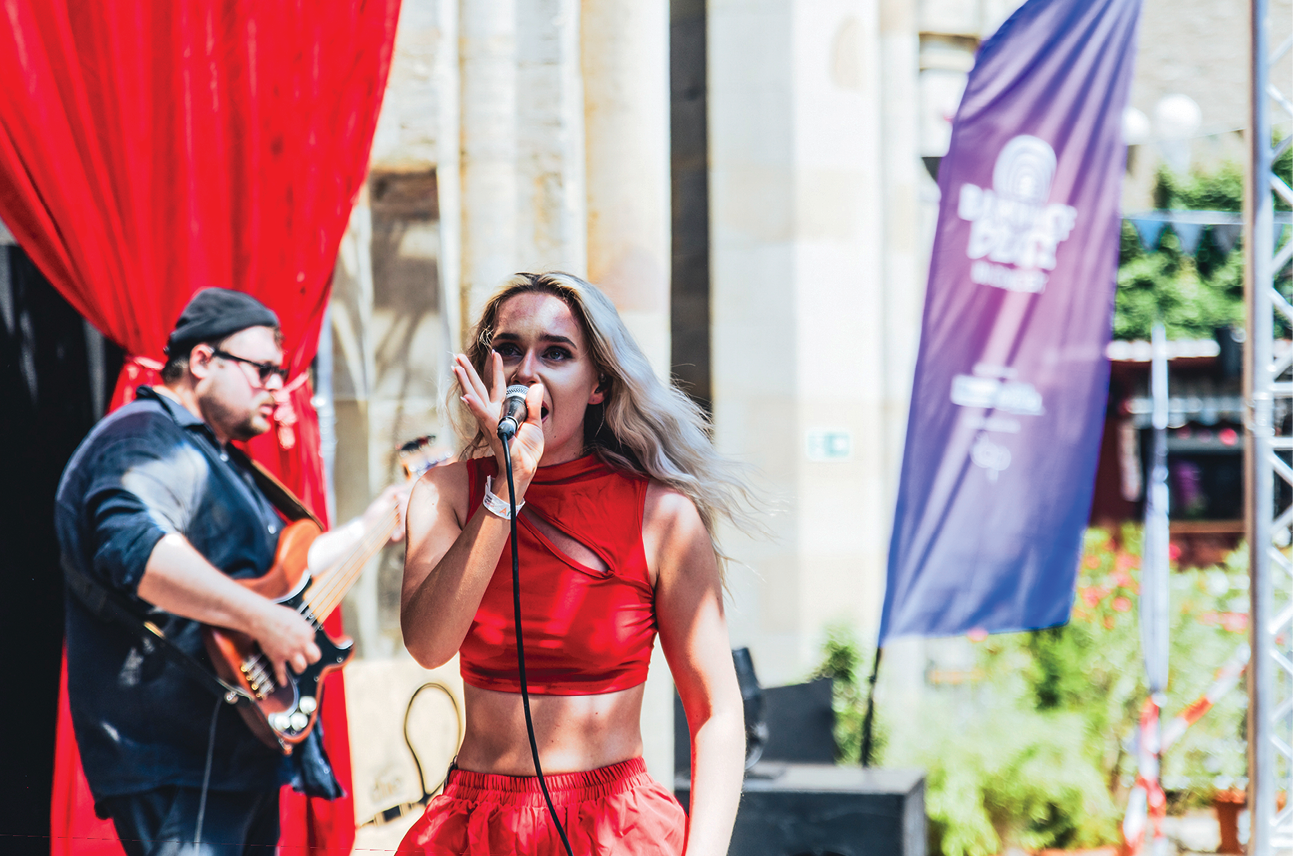 Großes Live-Konzert aller Acts mit Überraschungen für das Publikum auf dem Krämerbrückenfest in Erfurt. Hier: BahnhofBeats Gewinnerin Katharina Engel