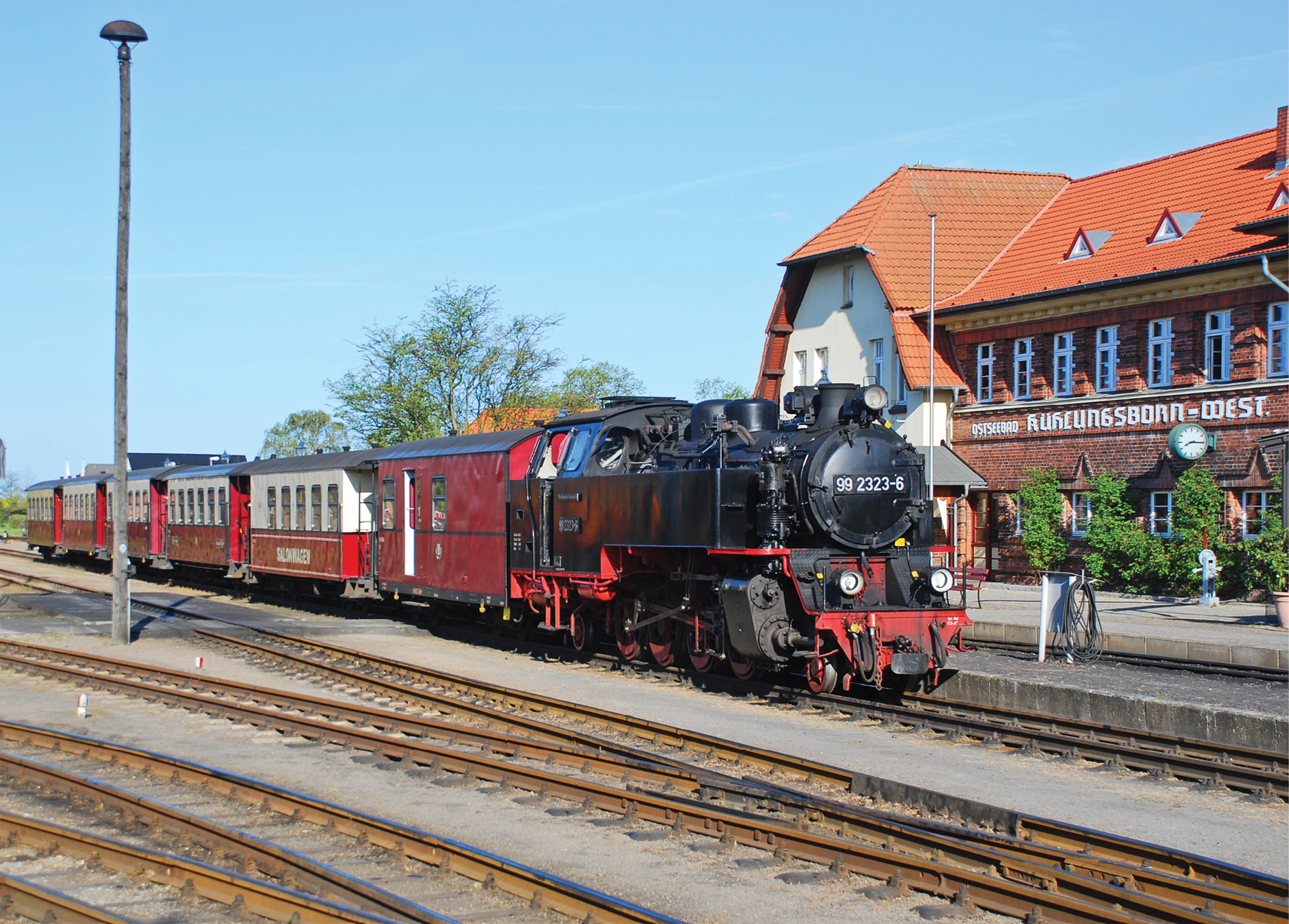99 2323-6 steht am 01.05.2006 mit ihrem abfahrbereiten Zug in Richtung Bad Doberan am Bahnsteig 1 in K&uuml;hlungsborn West